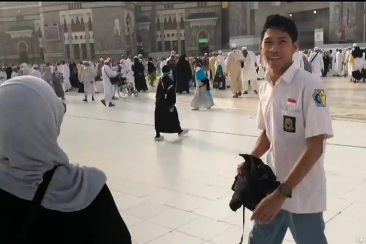 Viral, Pemuda Berseragam SMA di Masjidil Haram, Warganet : Bolos Berfaedah