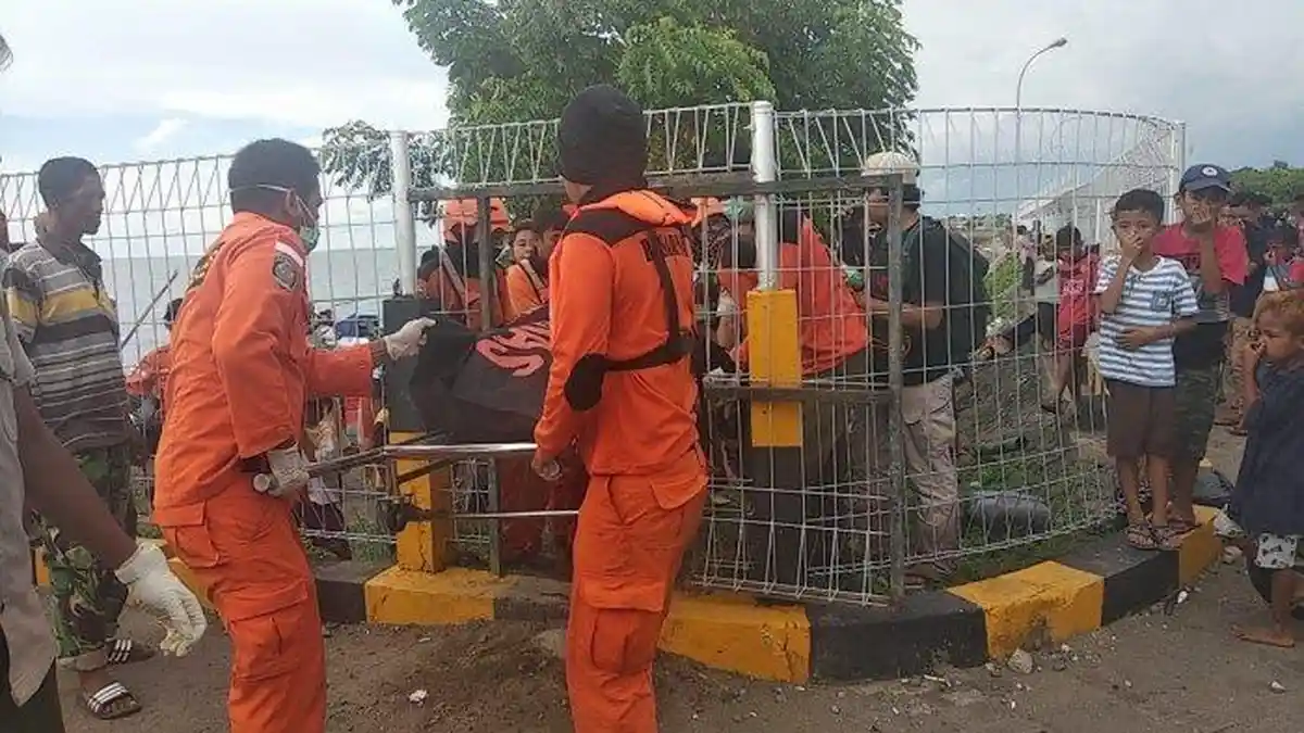 Tim Basarnas Kota Makassar Temukan Penumpang KM Tidar yang Jatuh di Perairan Takalar