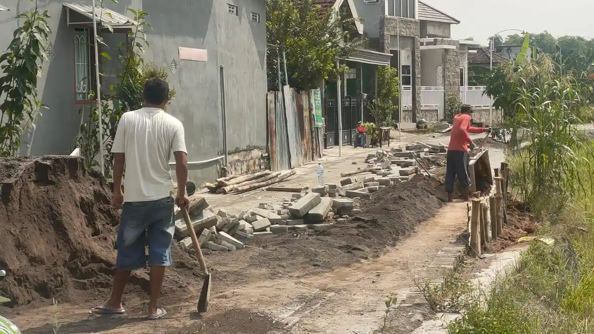 Jalan Desa Terkena Musibah Longsor, Warga Boboh Gresik Inisiatif Gotong Royong 