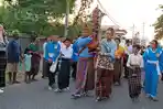 Salib-IYD-saat-diarak-menuju-Gereja-Wairumbia-Maumere.jpg