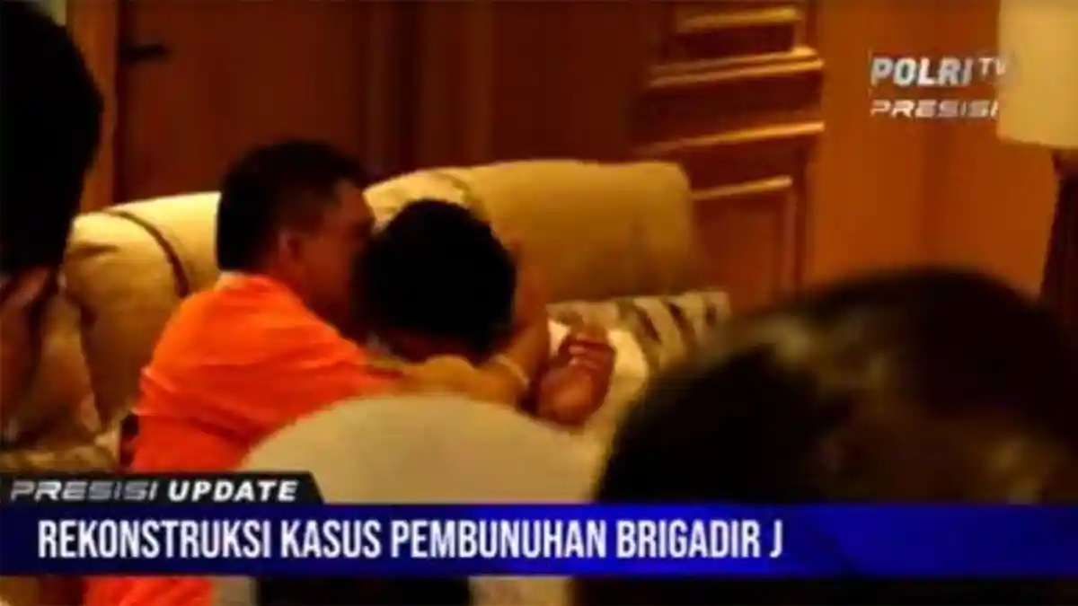 Putri Candrawathi Peluk Ferdy Sambo Saat Rekonstruksi, Pengacara: Orang Bisa Komentar Apa Saja