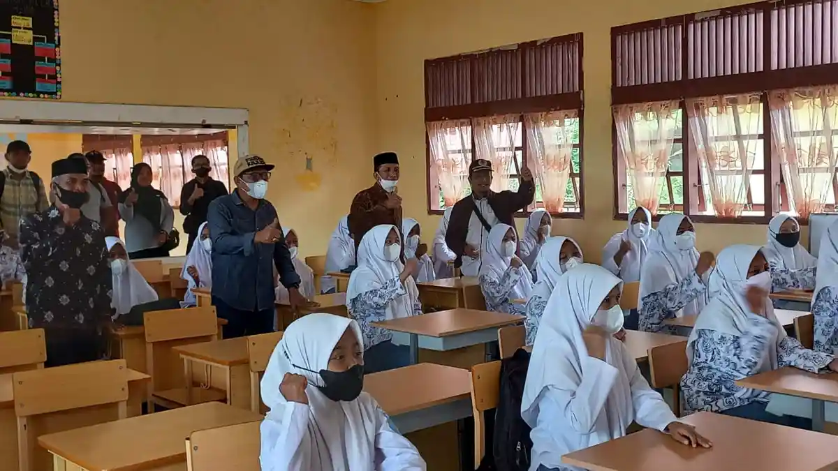 Kadisdik Aceh Sosialisasi Manfaat Vaksin ke SMA Pulo Aceh