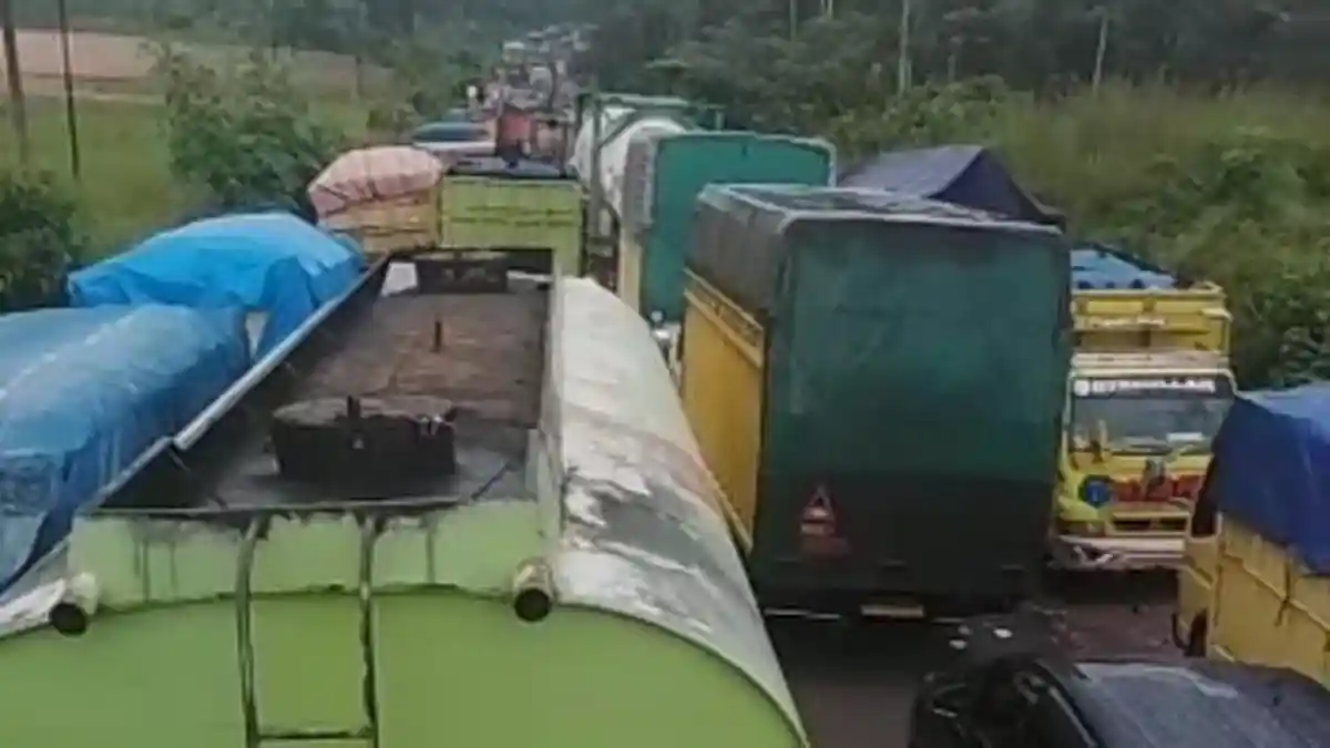 Tembesi Macet Total Akibat Truk Batubara Parkir di Bahu Jalan, Banyak Sopir Putar Balik