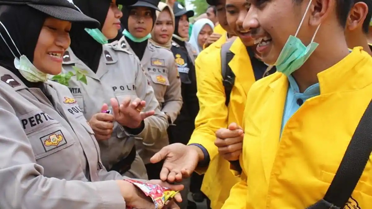 Bikin Adem, Polwan-Polwan Cantik Lhokseumawe Bagikan Permen Kepada Mahasiswa Saat Demo DPRK