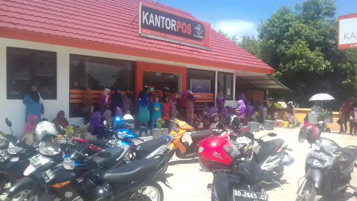 Kantor Pos Jeneponto Dipadati Penerima PKH - kantor-pos-jeneponto_20160419_124442.jpg