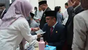 Pejabat-Pemprov-Sulbar-menjalani-tes-kesehatan-untuk-mengikuti-kegiatan-retret.jpg