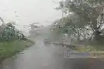 hujan-lebat-tepatnya-di-jalan-Soekarno-Suwaan-Minahasa-Utara.jpg