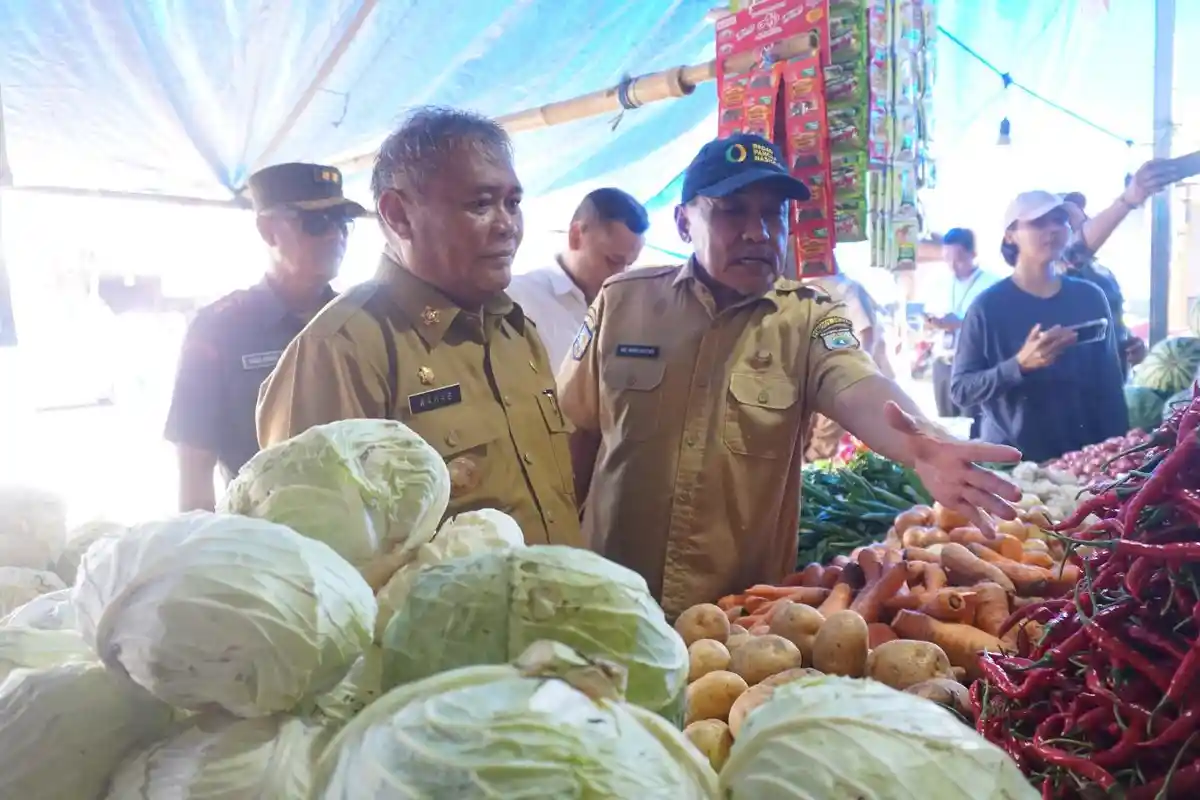 Monitor Inflasi, Pjs Bupati Mamuju dan Kadis Ketapang Pantau Harga Sembako di Pasar Tradisional
