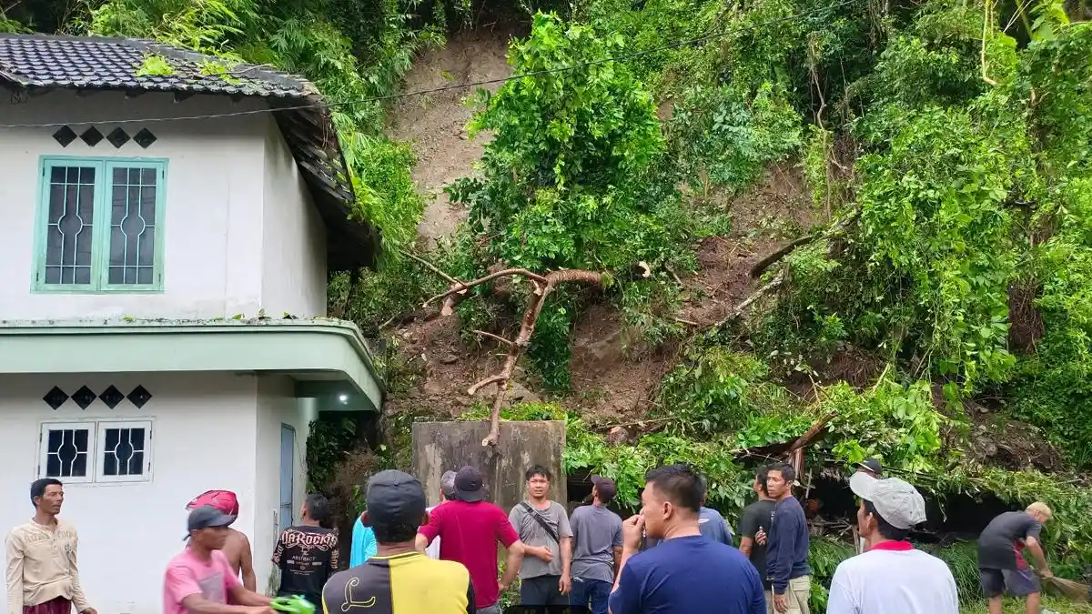 Hujan Deras di Pulau Bawean, Longsor Terjang Rumah Warga di Sangkapura Gresik