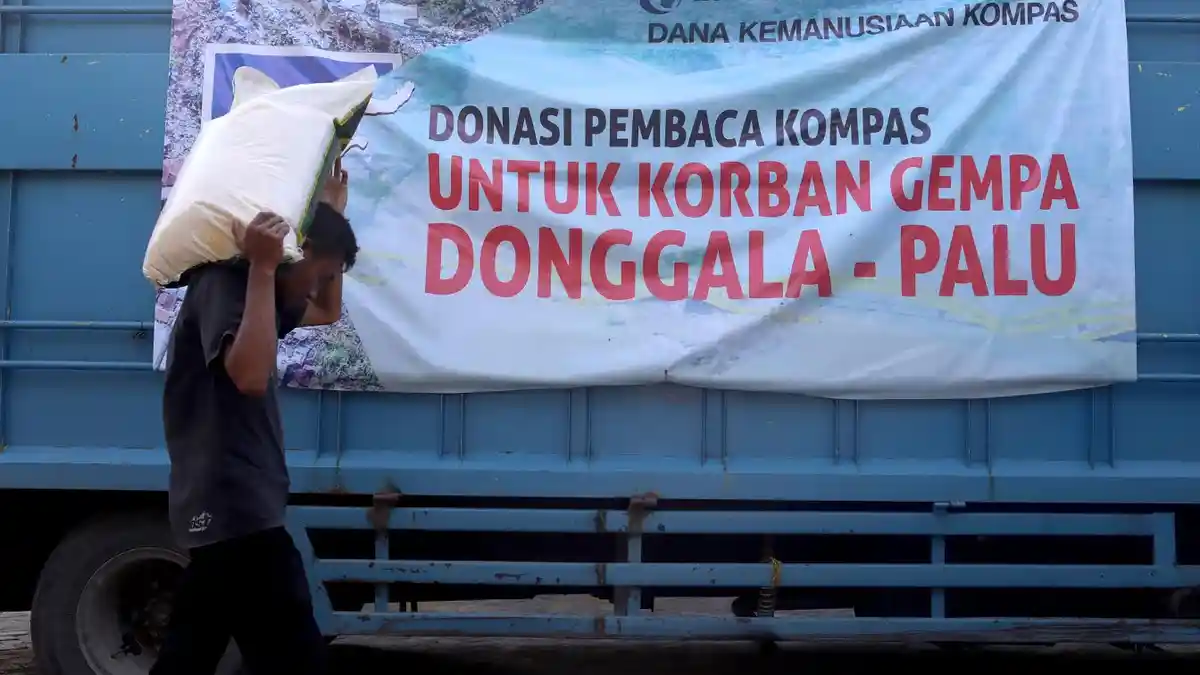 FOTO: Kompas Grup Salurkan Bantuan Pembaca kepada Korban Gempa Palu - komas_20181006_210803.jpg