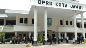 suasana-gedung-dprd-kota-jambi-pasca-diserang-ratusan-pelajar-stm.jpg