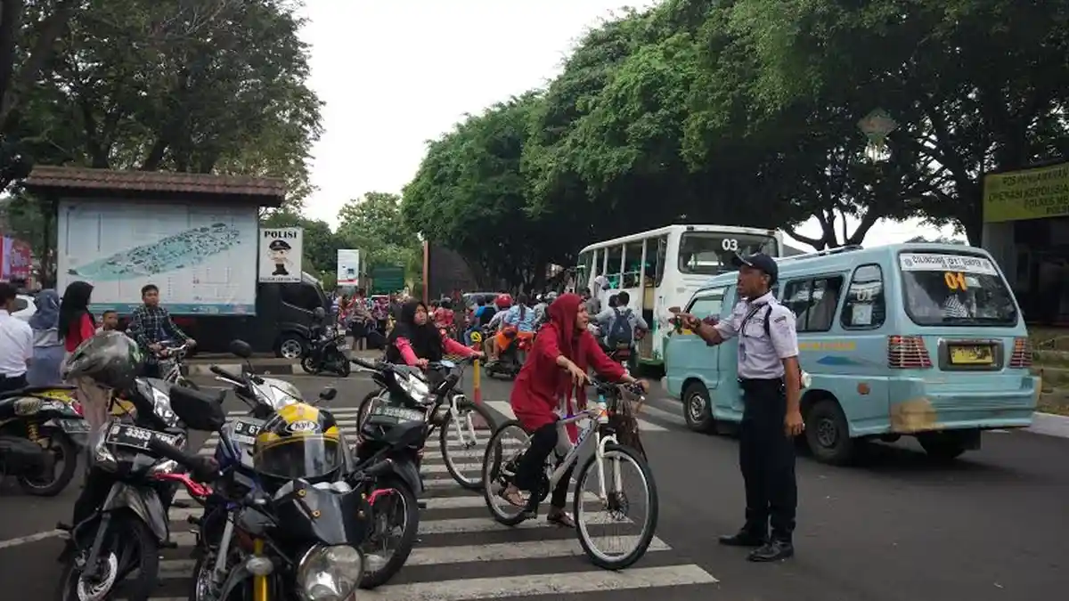 Sekuriti Tegur Pengunjung TMII Gara-gara Bersepeda Tidak di Jalurnya