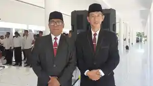 Ketua-KPU-SBD-Hyronymus-Malelak-bersama-Dickson-NDaly.jpg
