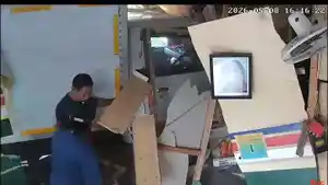 mobil-boks-tabrak-tempat-cukur.jpg