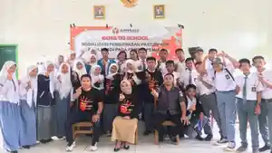 Bawaslu-Konawe-Utara-saat-melakukan-foto-bersama-usai-melakulan-sosialisasi-di-SMAN-1-Oheo.jpg