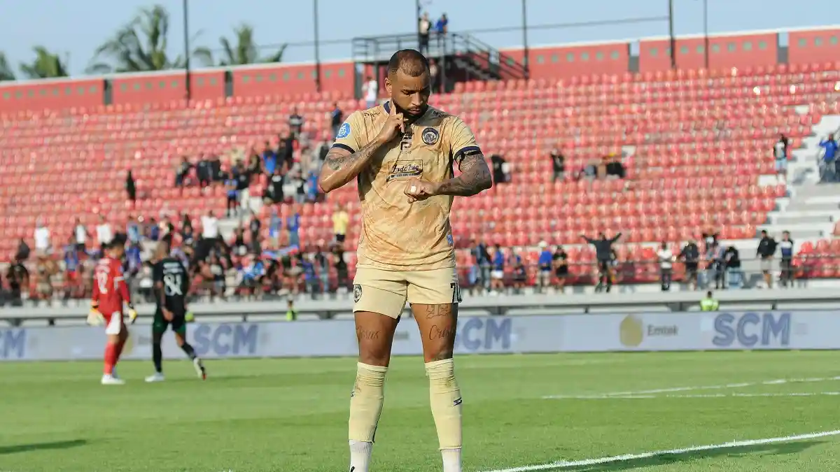 Setangkai Mawar Merah dan Mengheningkan Cipta untuk 1 Tahun Tragedi Kanjuruhan