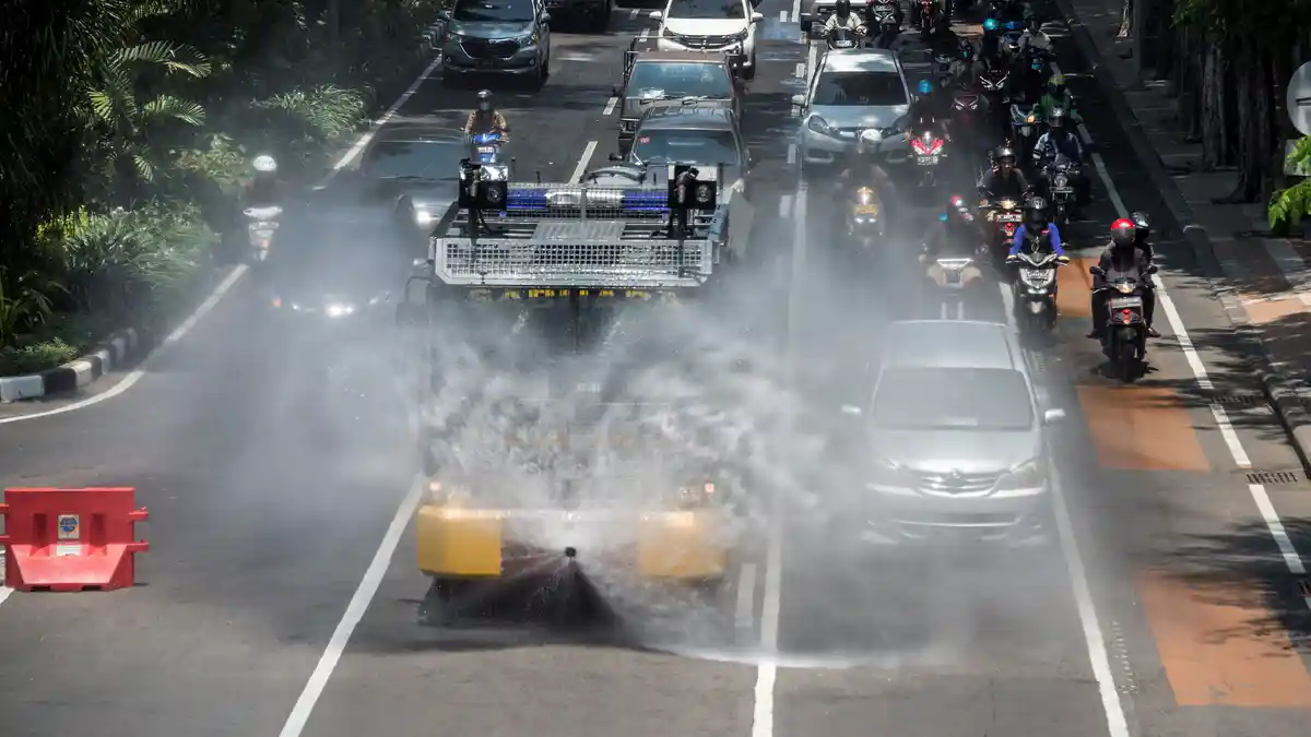 Aksi Suporter Lawan Corona: The Jak Galang Dana, Bonek Semprot Disinfektan