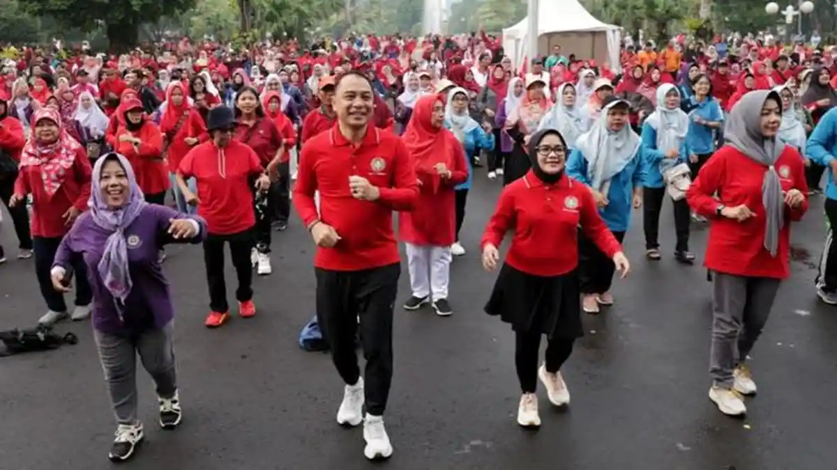 15 Ribu Guru Ikuti Jalan Sehat dan Donor Darah HUT PGRI di Surabaya, Cak Eri Ajak Perkuat SDM