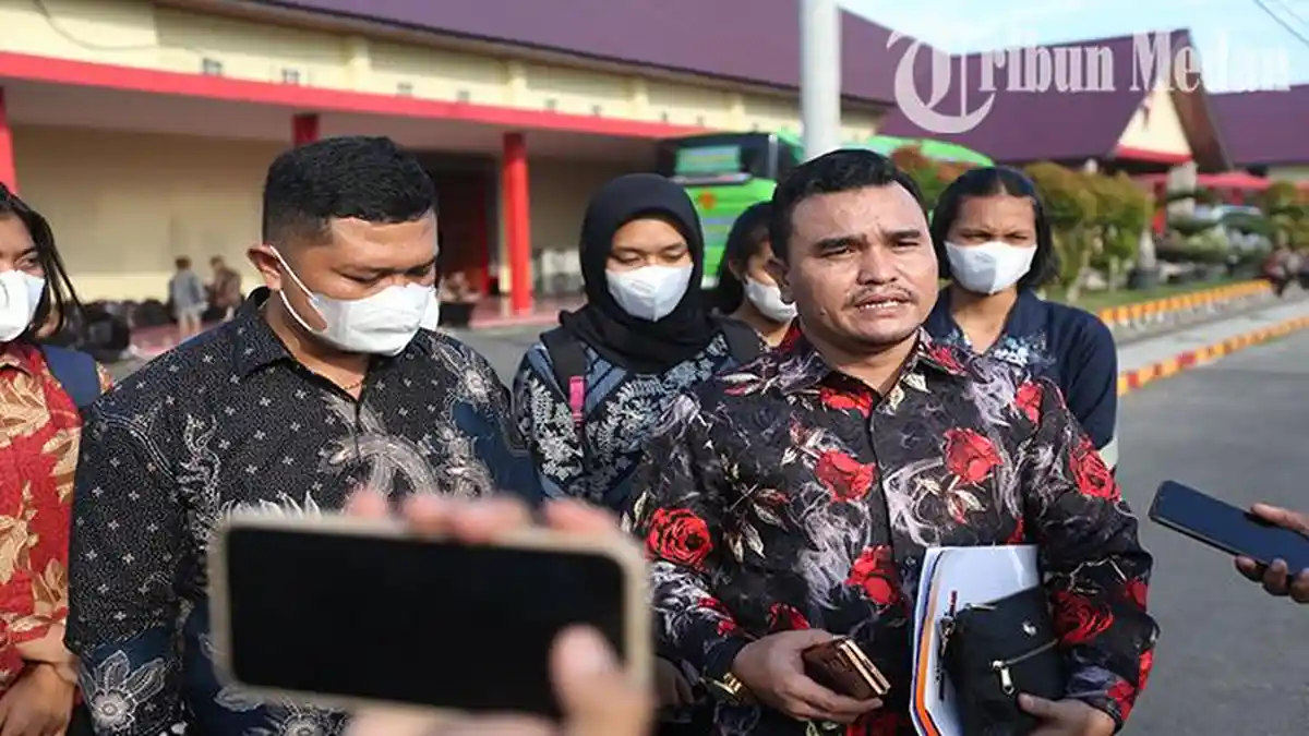 Berita Foto: Enam Calon Siswa Datangi Poldasu, Diduga Adanya Kecurangan Penerimaan Anggota Polri - 16062023_KECURANGAN-PENERIMAAN-ANGGOTA_ABDAN-SYAKURO-4.jpg