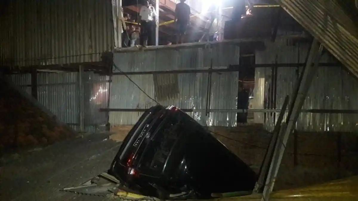 Ajum Terkejut Dengar Ledakan, Ternyata Ada Mobil Kijang Terjun ke Tempat Usahanya di Gentong Tasik