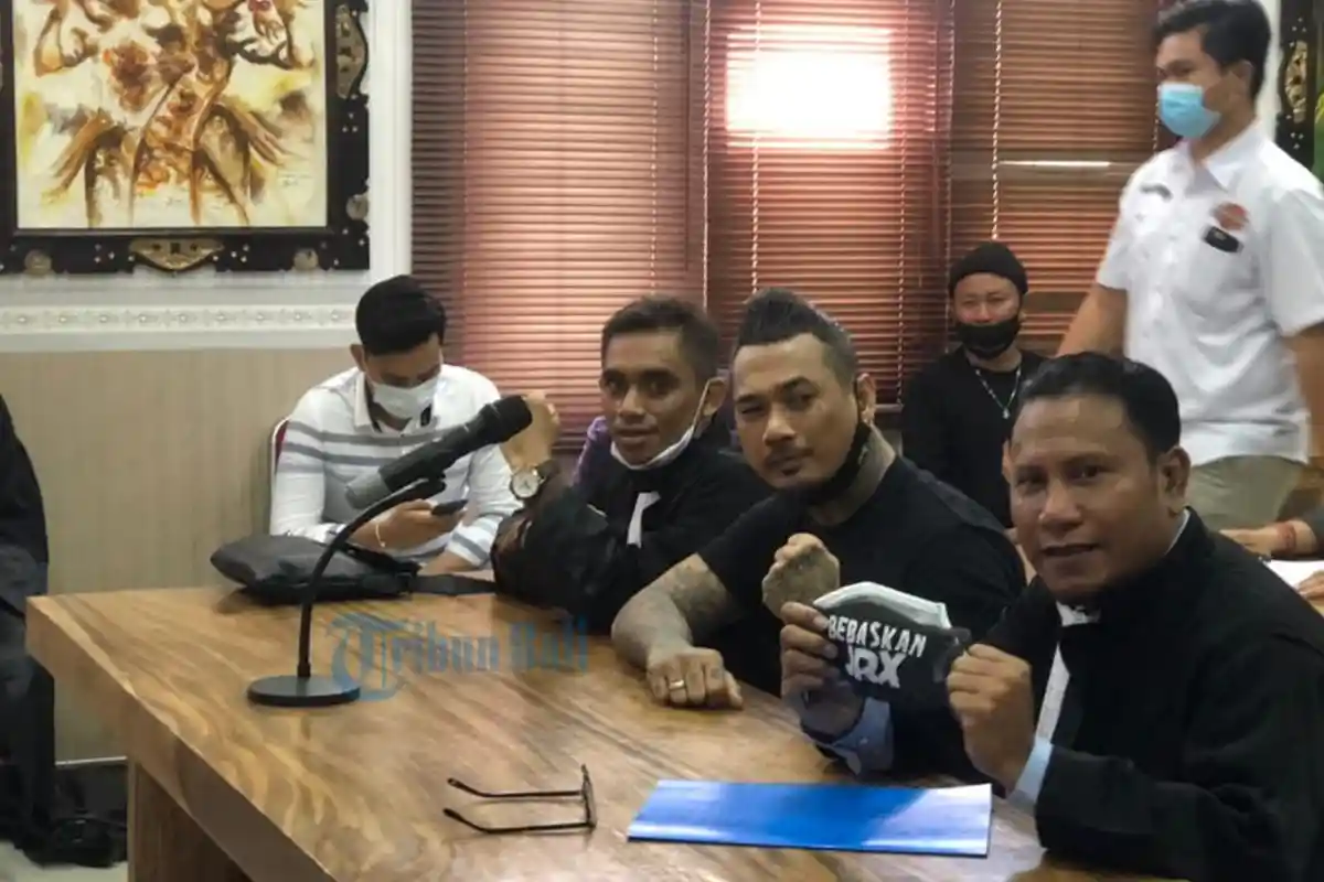 Fakta-fakta Lanjutan Persidangan Jerinx SID di PN Denpasar, Ada Aksi Massa & Eksepsi Kuasa Hukum