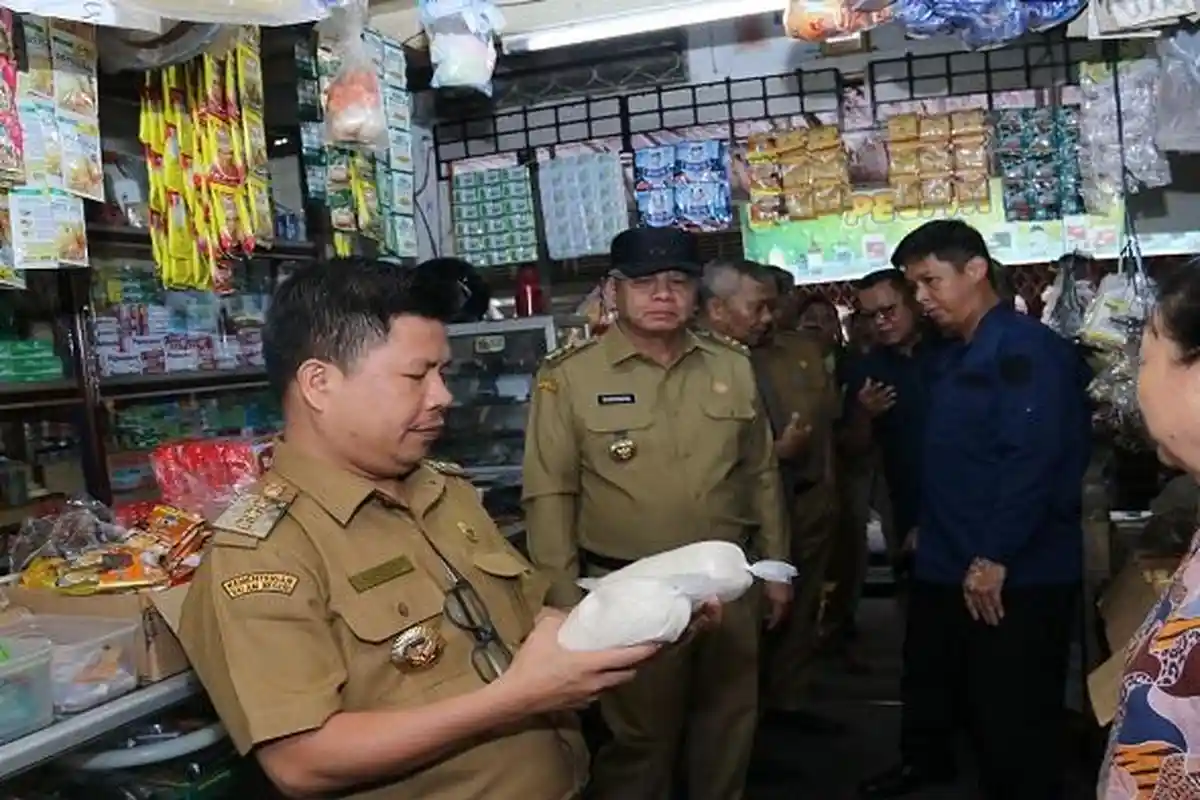 Kembali Sidak Pasar, Bupati Sambas Sebut Bapok Terkendali