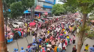 Ribuan-warga-memadati-ruas-jalan-utama-di-Kota-Cirebon-untukS.jpg