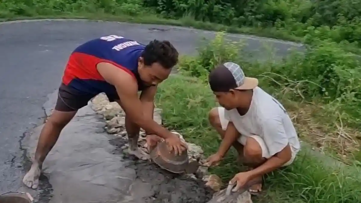 Membahayakan Warga dan Wisatawan, Warga Tambal Jalan Berlobang Dengan Dana Pribadi