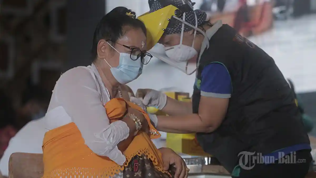 Ikut Vaksin di Alaya Denpasar, Ida Pedanda Made Taman Dwija Putra: Masih Lebih Sakit Digigit Semut