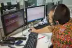 Aktivitas Trader Pantau Perdagangan Saham
