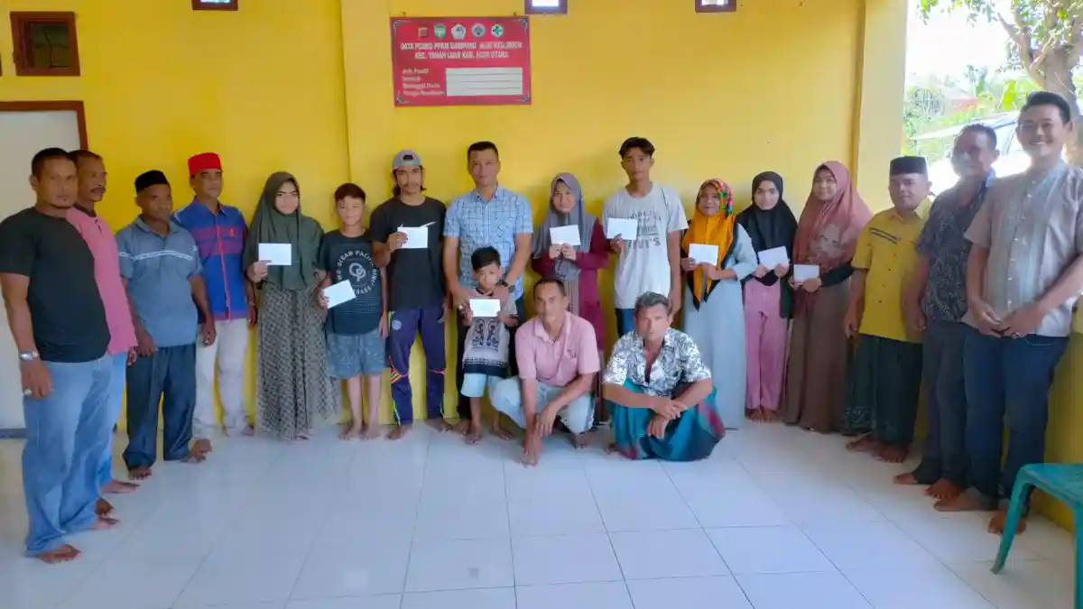 Keuchik Bersama Perangkat Desa di Aceh Utara Santuni Yatim