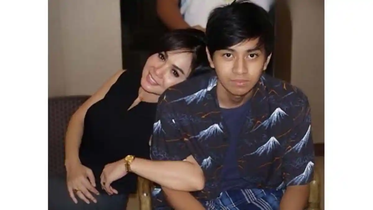 Putra Yuni Shara Ulang Tahun ke-17, Penampilan Cavin Siahaan Pakai Kursi Roda Jadi Perhatian