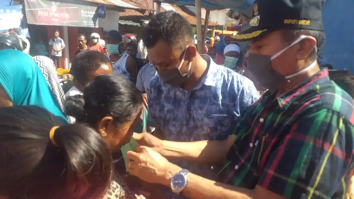 Bupati Ende Djafar Achmad Sambangi Emak-emak dan Bapak-bapak di Pasar, Ini yang Dilakukannya