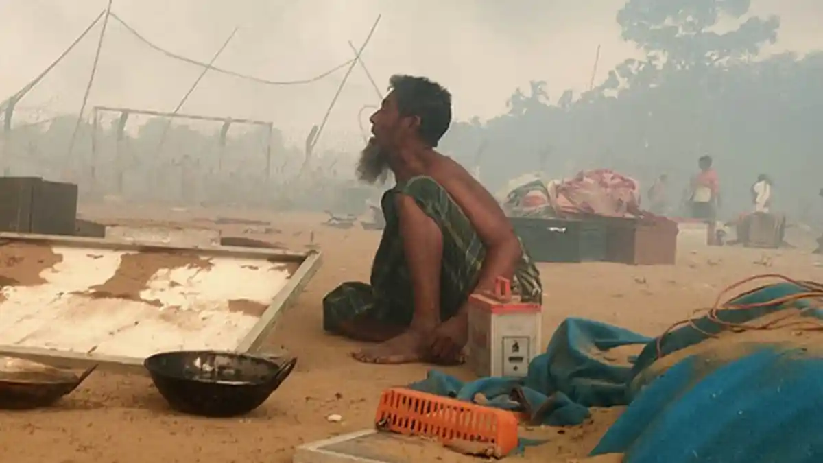 Kamp Pengungsi Rohingya Terbakar, 15 Orang Tewas dan 400 Lainnya Belum Ditemukan