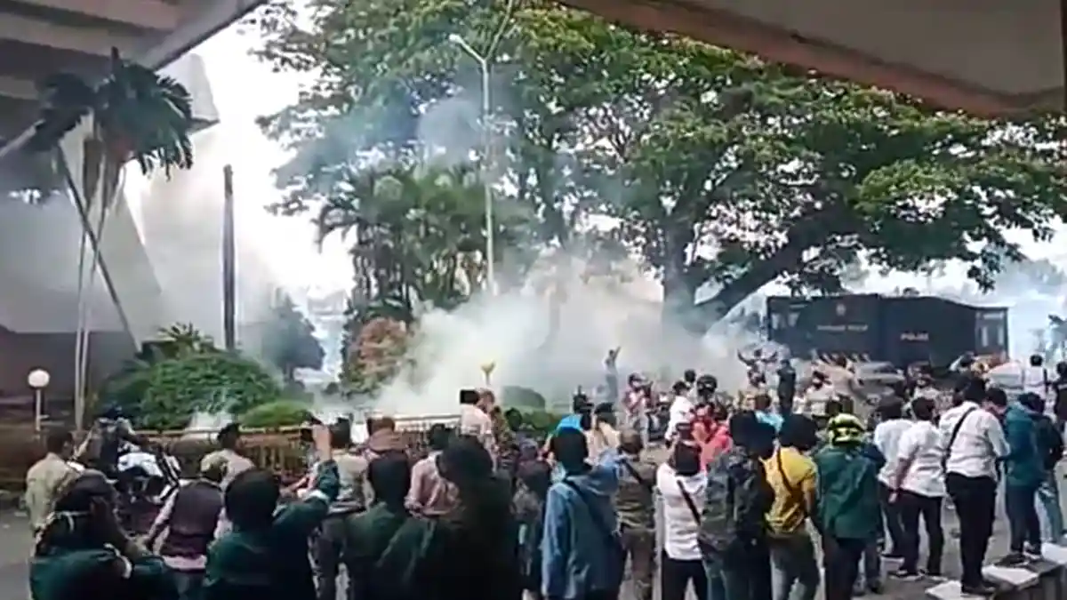 Redam Kerusuhan di DPRD Lampung, Aparat Tembakan Gas Air Mata, Massa Aksi Kocar-kacir