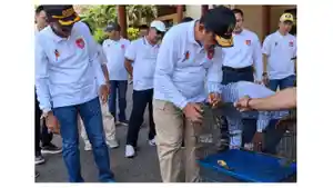 Penjabat-Bupati-Kotawaringin-Barat-Budi-Santoso-Sudarmadi-melepasliarkan-poly-bird.jpg