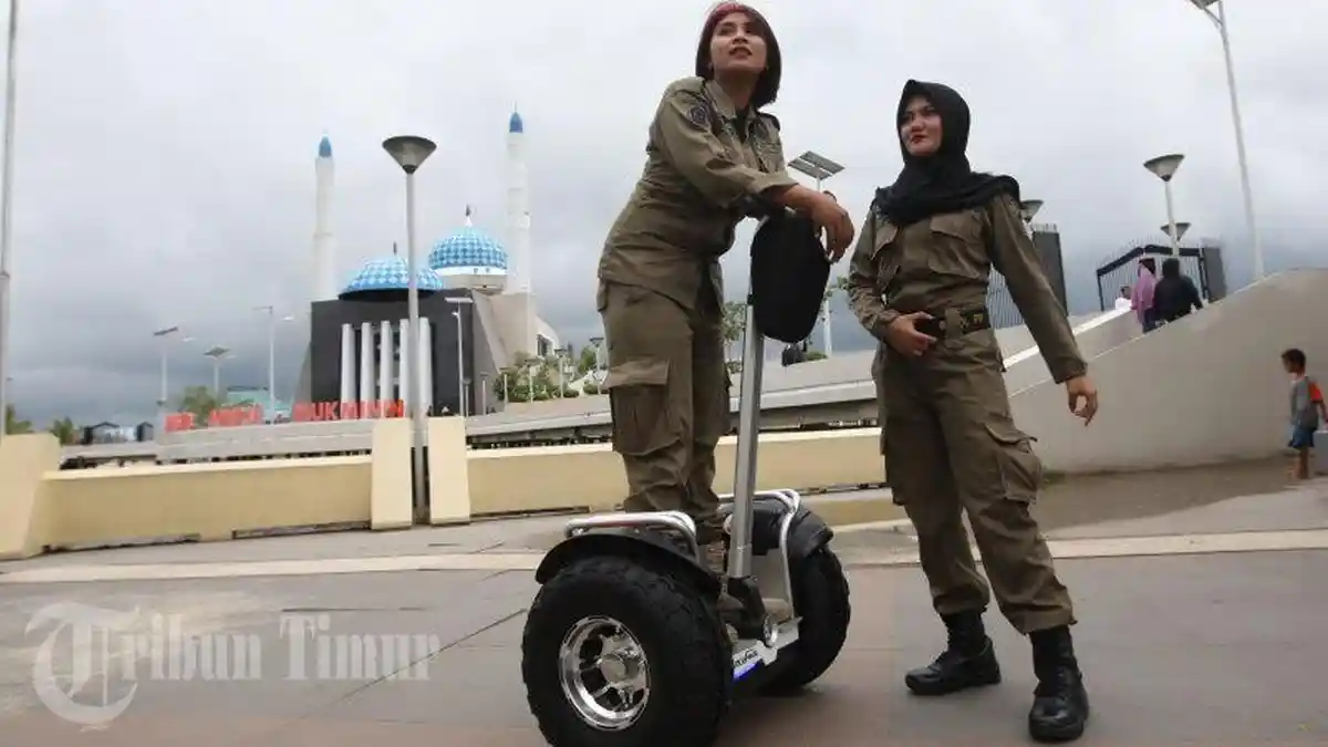 FOTO: Cantiknya Satpol PP Makassar Ini, Patroli Pakai Run Wheel di Losari - menggunakan-alat-run-wheel-di-kawasan_20170125_214134.jpg