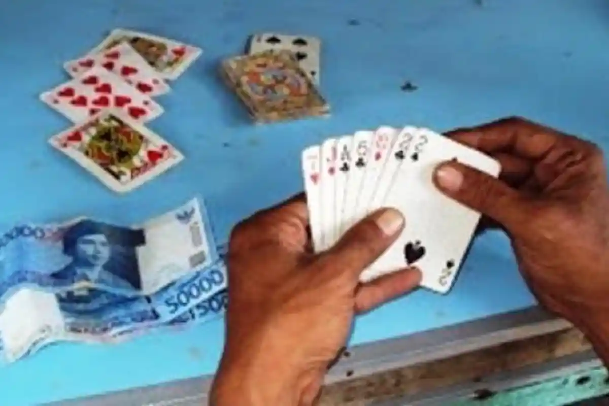 3 Anggota DPRD Rote Ndao Berinisial ZYA, YD, AP dan Oknum Wartawan Kepergok Judi di Ruang Paripurna