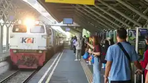 Sejumlah-penumpang-menunggu-kedatangan-kereta-api-KA-di-Stasiun-Gubeng.jpg