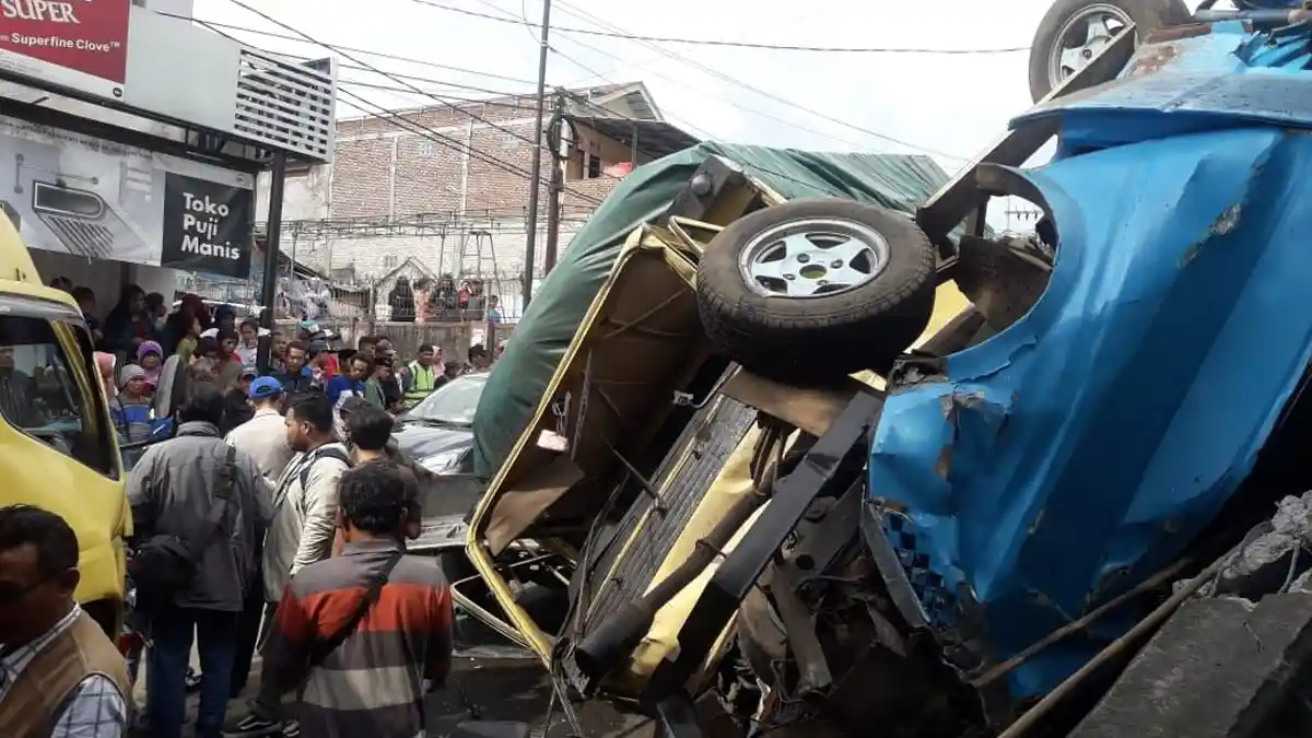 BREAKING NEWS, Tabrakan Hebat di Ngamprah Bandung Barat, Mobil Ringsek dan Tumpang Tindih