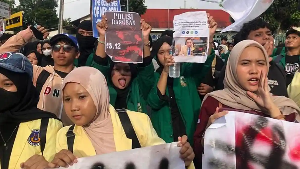 FOTO Aksi Demo di Polda Sumbar Solidaritas Affan Kurniawan Ojol Tewas Dilindas Brimob - menuntut-agar-aparat-penegak-hukum-mengusut-tuntadd.jpg