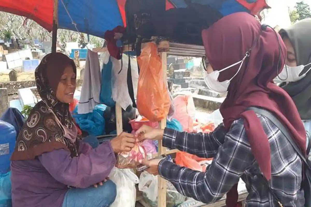 Kisah Ibu di Batam Hidupi Kelima Anaknya dari Jualan Bunga Makam, Omzet Naik Jelang Ramadhan