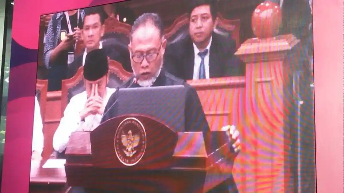 Bambang Usap Hidung Ketika Bacakan Pendahuluan Permohonan Sengketa Pilpres