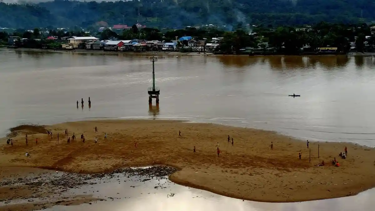 Air Surut, Teluk Ambon Jadi Arena Main Bola