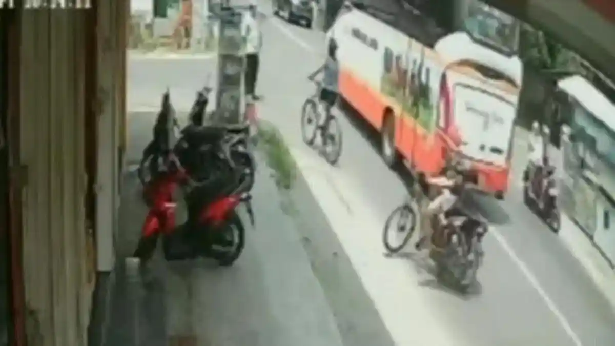 Bukan Tabrak Lari, Ini yang Sebenarnya Terjadi dalam Video Viral Bus Senggol Pemotor di Blitar