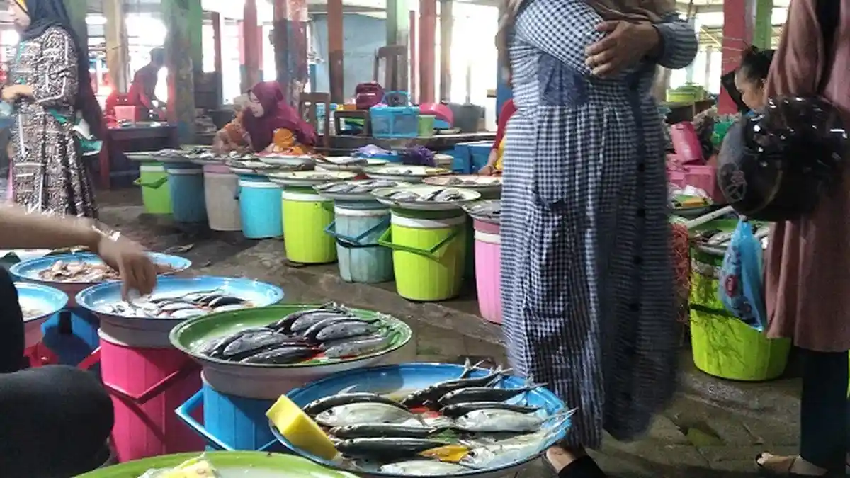 Tercekik Kenaikan BBM, Pedagang Ikan Pasar Wonomulyo Sepi Pembeli