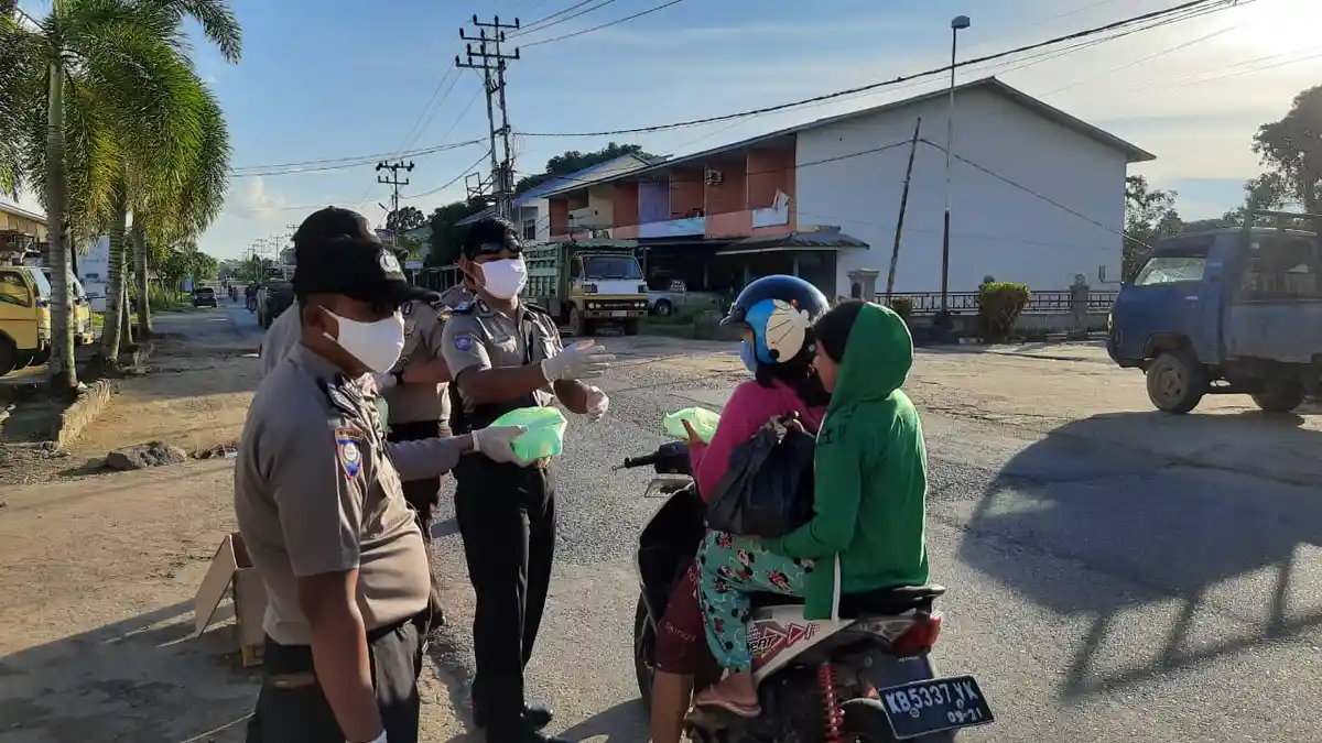 Polsek Sekadau Hilir Bagi-Bagi Takjil Kepada Pengguna Jalan