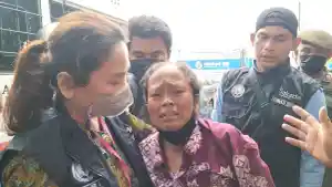 Seorang-pengemis-wanita-menangis-dan-mengibaratkan-petugas-Sudinsos-Jakarta-Utara.jpg