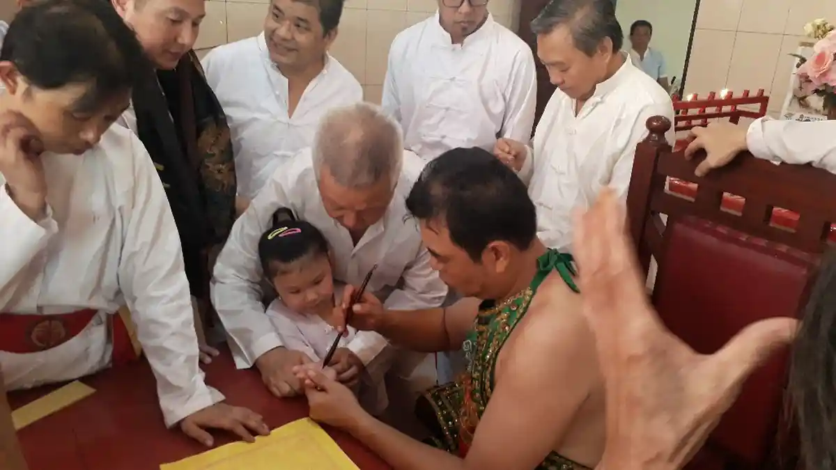 Jelang Guan Xiao Tangsin Uji Senjata, Tangan Bocah Perempuan Ini Diraihnya