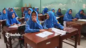 PENAHANAN-IJAZAH-Ilustrasi-kegiatan-belajar-mengajar-di-SMP-Negeri-2-Banyudono-Boyolali.jpg